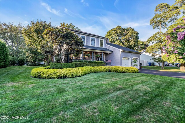 view of front of property with a front yard