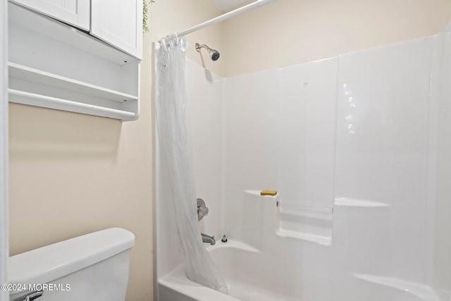 bathroom with shower / bath combo with shower curtain and toilet