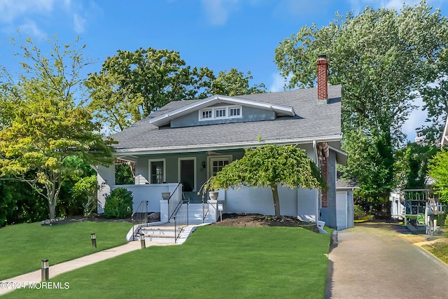 view of front of home featuring a front lawn