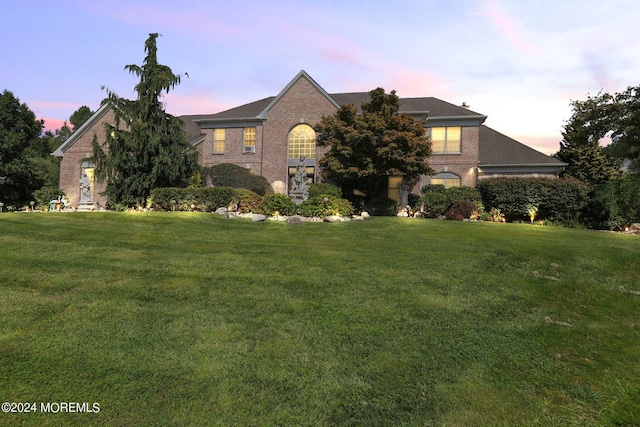 view of front of house featuring a lawn