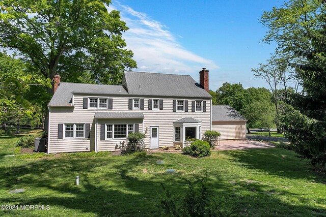 view of front facade featuring a patio area and a front lawn