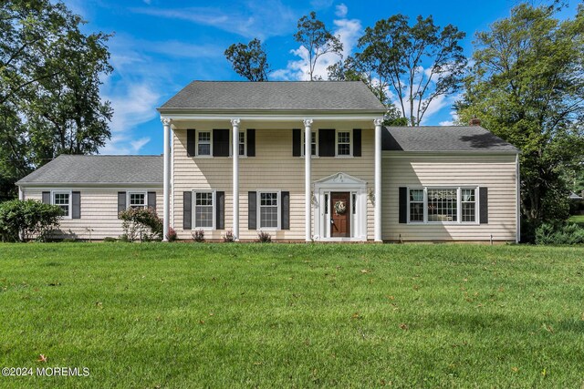 view of front of property with a front lawn