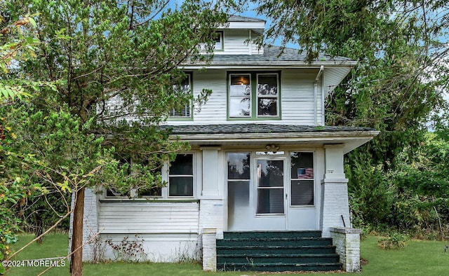 view of front facade with a front lawn