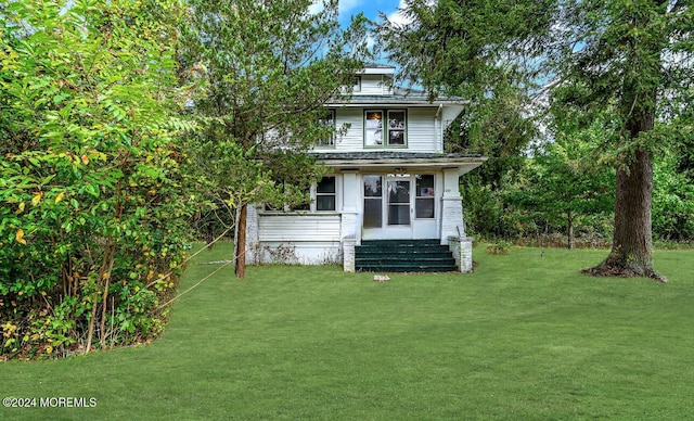 view of front of property featuring a front yard