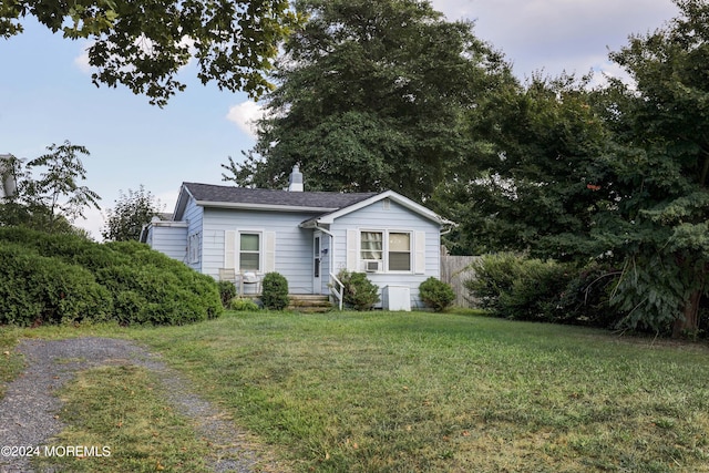 view of front of property featuring a front lawn