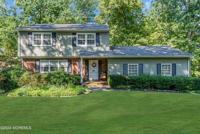 view of front of home featuring a front lawn