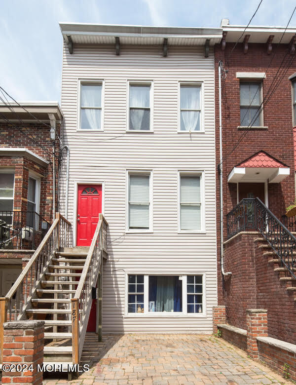 townhome / multi-family property featuring a patio