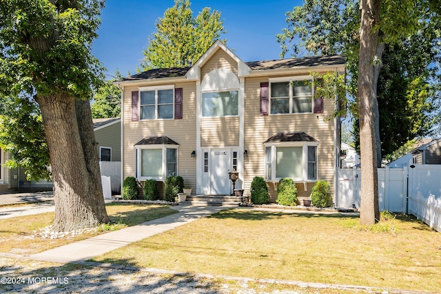 view of front of property featuring a front lawn