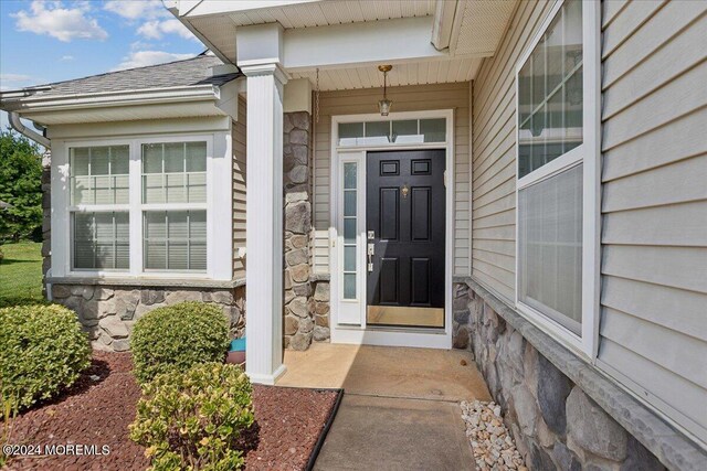 property entrance with covered porch