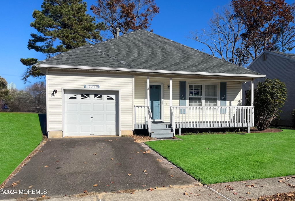 view of front facade featuring a front yard and a garage