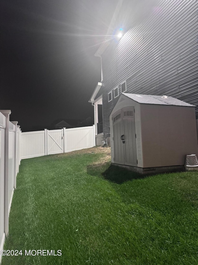 view of yard featuring a shed