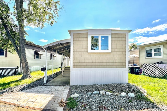 view of front of property featuring a front yard