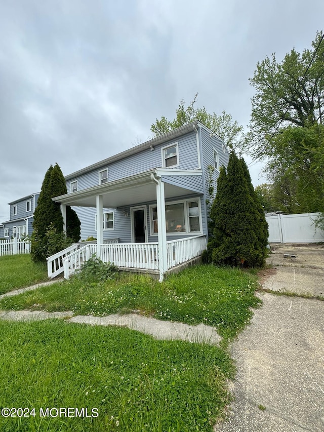 view of front of home featuring a porch and a front lawn