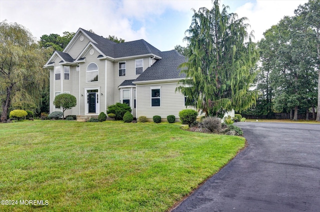 view of front of home featuring a front yard