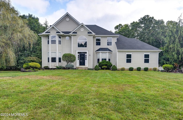 view of front of house featuring a front lawn