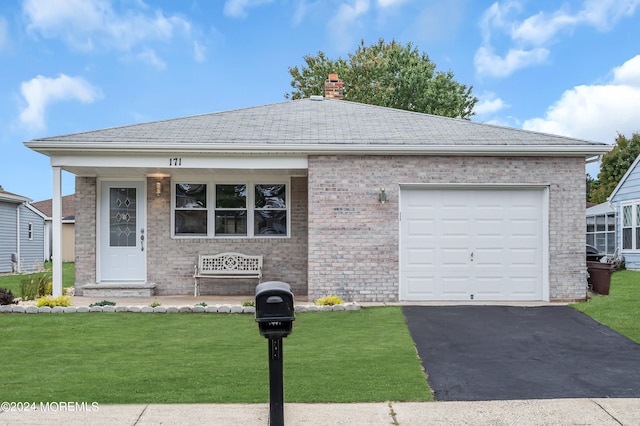 view of front facade featuring a garage and a front yard