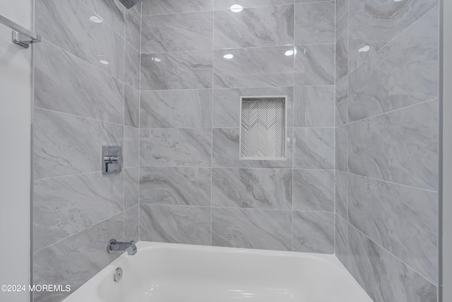 bathroom featuring tiled shower / bath combo