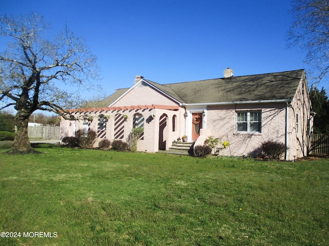 view of front of property featuring a front lawn