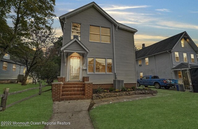 view of front of property featuring a lawn