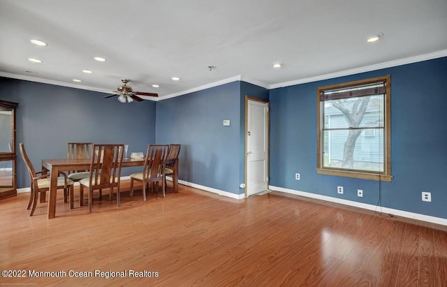 dining area featuring recessed lighting, crown molding, light wood-style floors, and baseboards