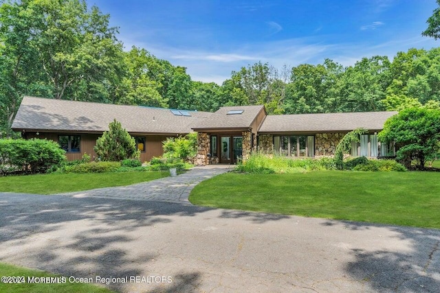 ranch-style house with a front yard