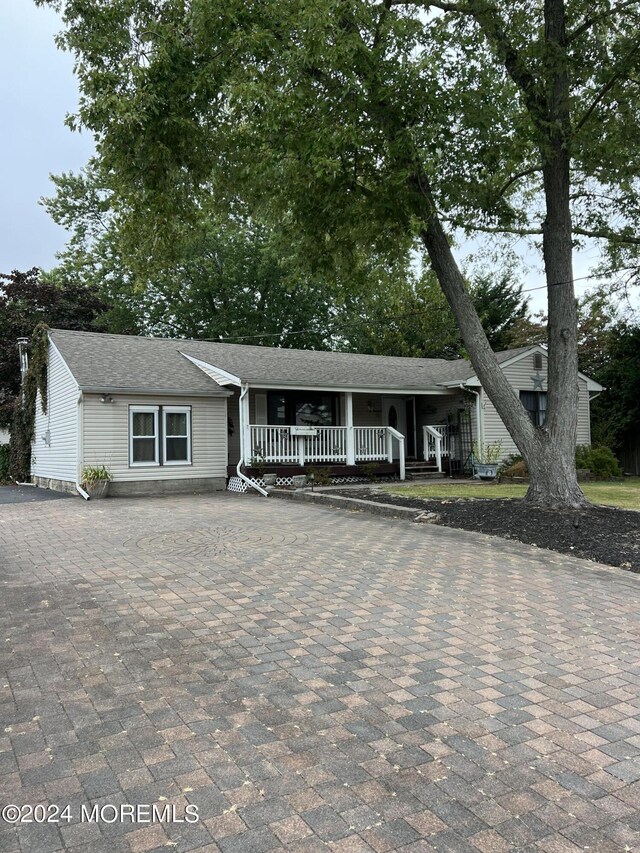 view of front of property featuring a porch