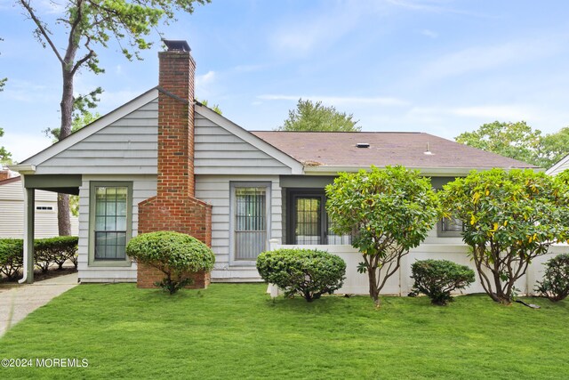 view of front of house featuring a front lawn