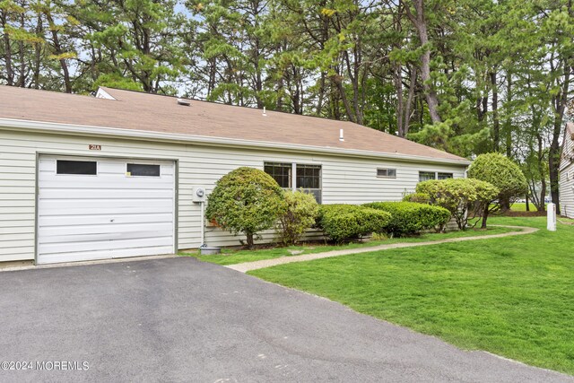 view of front of house featuring a garage and a front yard