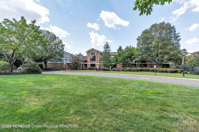 view of front of property with a front yard