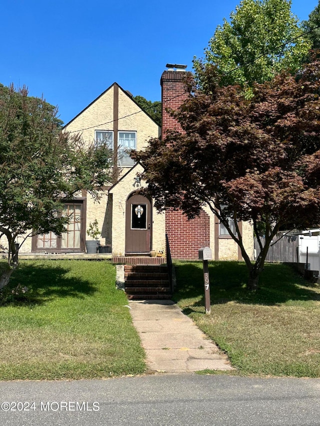 view of front of property with a front lawn