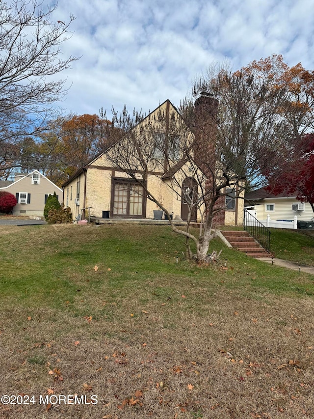 view of front of home featuring a front lawn