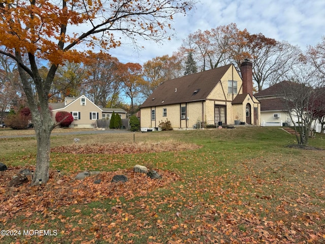 view of front of home featuring a front yard