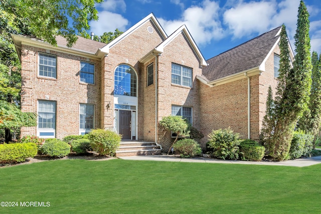 front of property with a front lawn