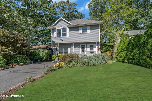 view of front facade featuring a front yard and covered porch