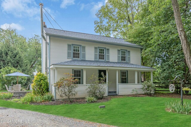 view of front facade featuring a front yard and a porch