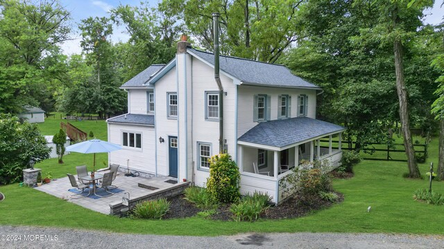 view of front of house featuring a patio and a front yard