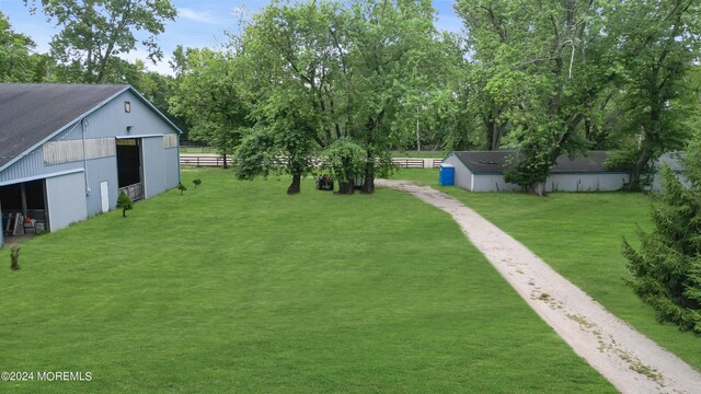 view of yard featuring an outdoor structure