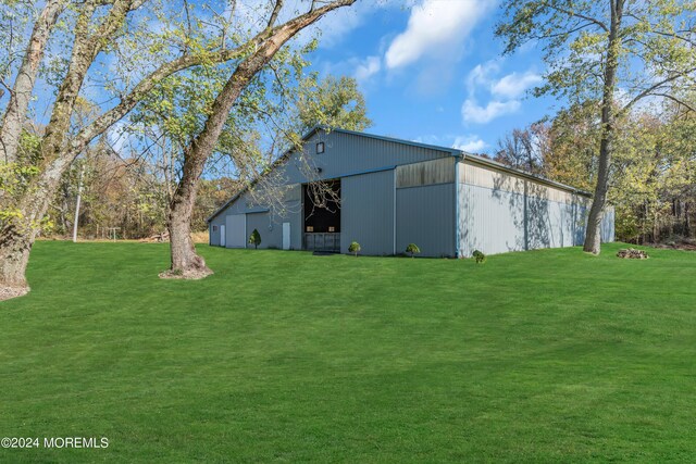 view of yard featuring an outbuilding