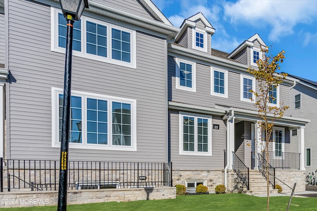 view of front of property with a front lawn