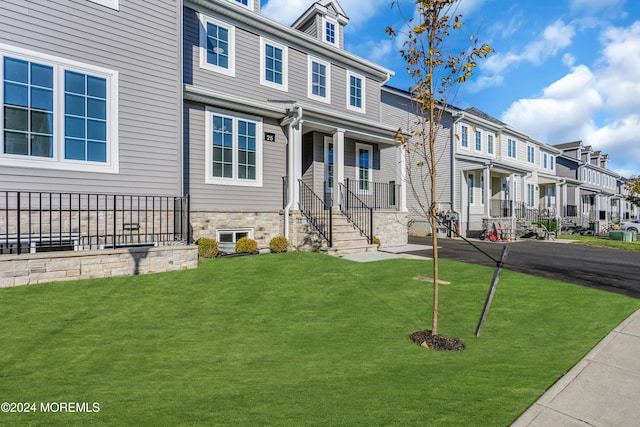 view of front of property featuring a front lawn