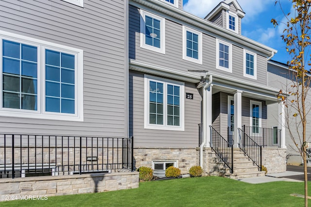 view of front of house featuring a front yard