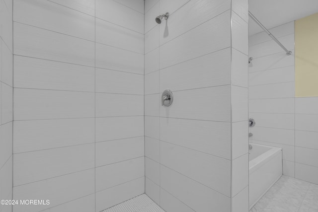 bathroom featuring tiled shower / bath