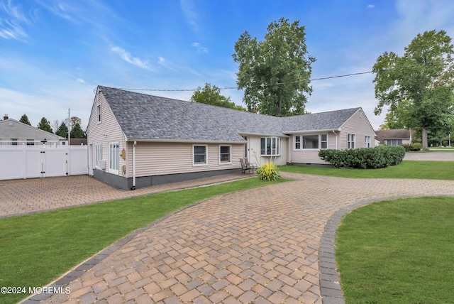 single story home featuring a front yard