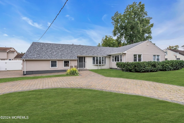 ranch-style home with a front yard