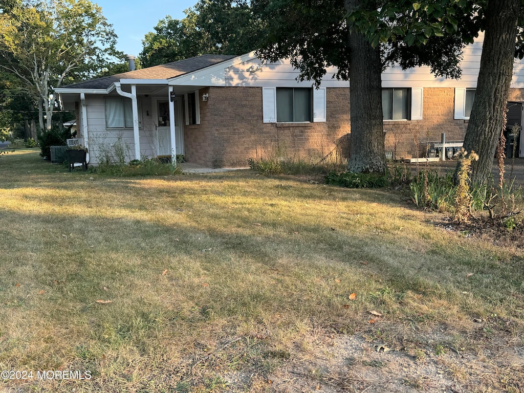 view of front of home featuring a front lawn