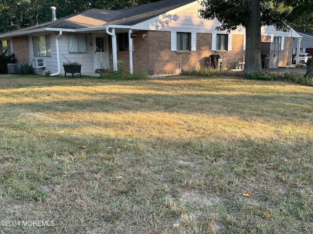 single story home featuring a front lawn