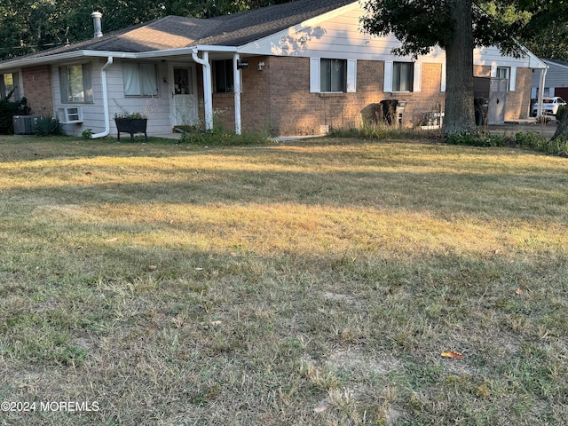 single story home featuring a front lawn