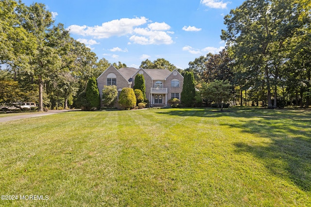 view of front facade with a front lawn