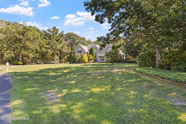 view of front of property featuring a front yard