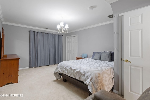 bedroom featuring light carpet, a closet, crown molding, and a notable chandelier